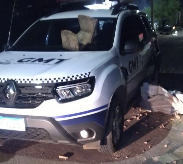 Sorriso: Mulher "surta" e "quebra" viatura da GM com pauladas e tijoladas após denúncia de perturbação de sossego; jogou até som na viatura