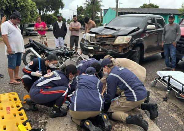 Sorriso: Bombeiros e SAMU socorrem homem ferido em grave acidente entre moto e Hilux