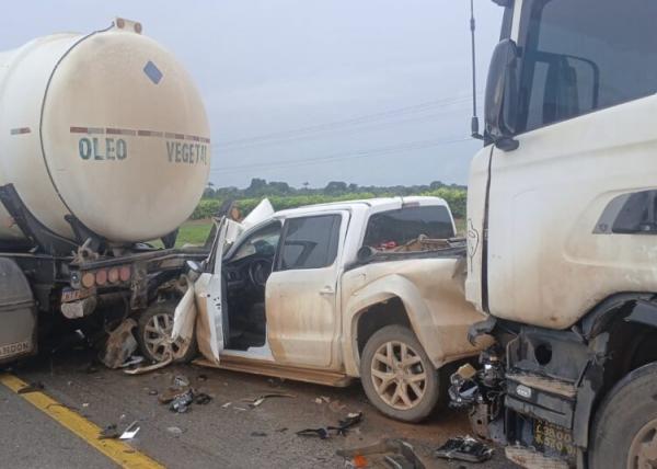 Sorriso: Mulher fica ferida após ter Amarok "prensada" por carretas na BR-163