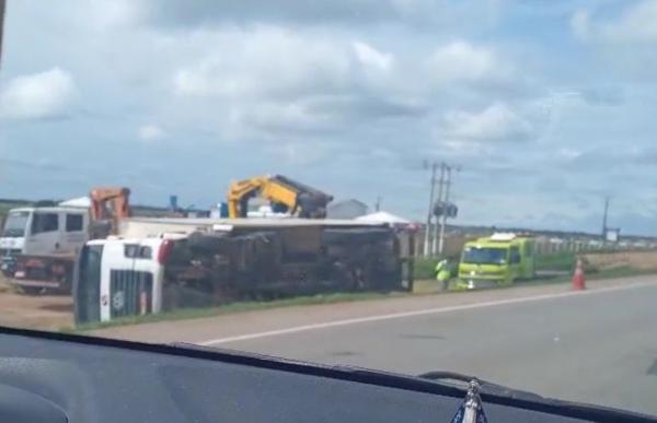 Sorriso: Caminhão sai da pista e tomba às margens da BR-163
