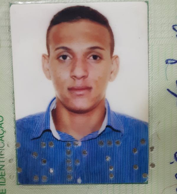 Homem leva 12 tiros e morre dentro da casa da namorada no Mário Raiter; É a segunda morte na mesma casa