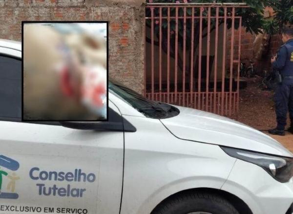 MT: Mãe é presa por maus-tratos após jogar cabo de vassoura na cabeça da filha, de 3 anos