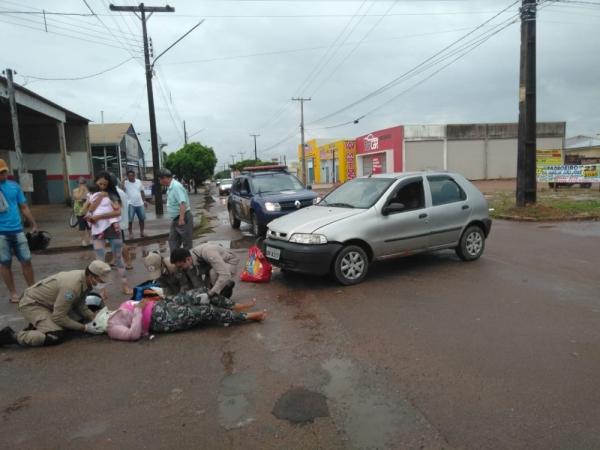 Carro invade preferencial e atinge motociclista que foi socorrida com suspeita de fratura na perna