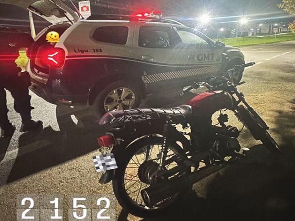 Sorriso: Menor empina moto na frente da GM, foge pela ciclovia, cai, levanta, tenta fugir de novo e leva "tiro"