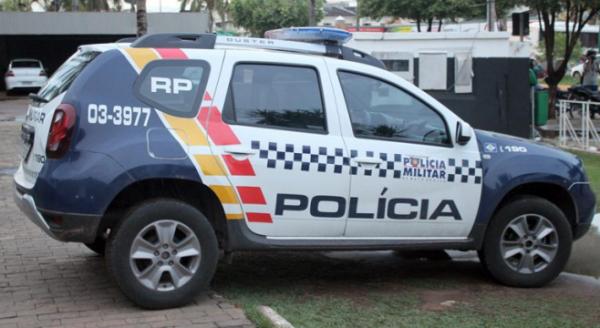 Bebê de 2 meses é encontrado morto e população tenta linchar pais adolescentes