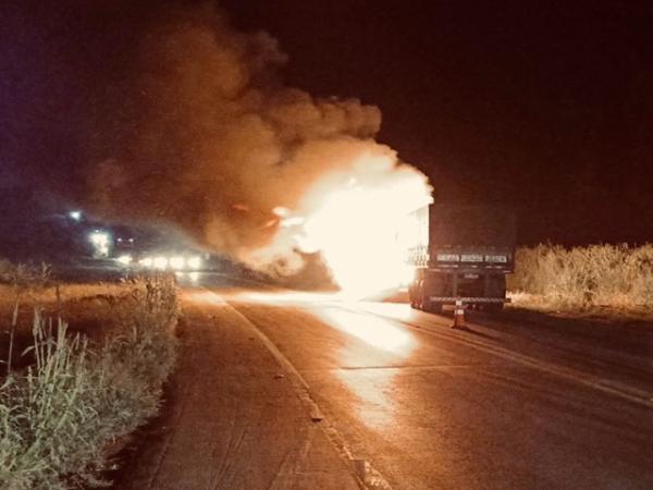 Vera: Carreta carregada de soja pega fogo na BR-163
