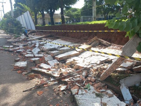 Sorriso: Chuva de 64 mm em menos de duas horas deixou ruas alagadas, destelhou casas, derrubou &aacute;rvores e muros