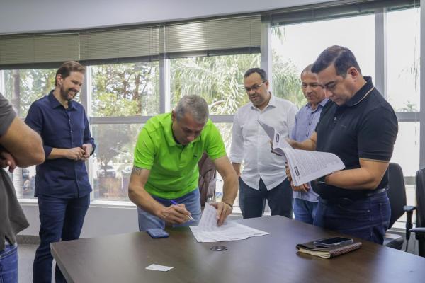 Prefeitura e empreiteira assinam contrato para constru&ccedil;&atilde;o do viaduto na BR- 163