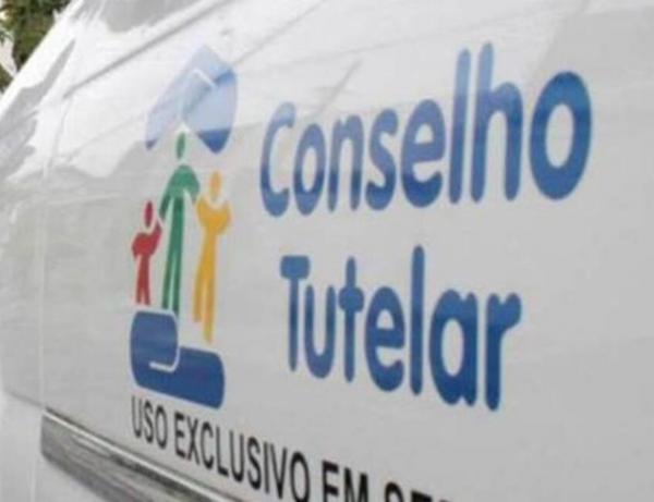 Trivelato: Mãe perde guarda dos filhos após corrigir menino com chinelada ao descobrir que ele "passou a mão" em coleguinha e flagrar gestos sexuais com o irmão mais novo; procurou ajuda no Conselho Tutelar e perdeu a guarda