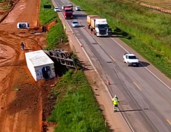 Sorriso: Carreta de carne tomba e HB20 sai da pista na BR-163
