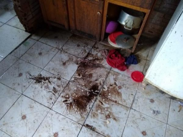 Irmãos de 2, 4 e 5 anos, sujos de fezes e com fome, são resgatados pela PM