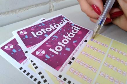 Mato-grossense acerta 15 dezenas e ganha R$ 114 mil na Lotofácil