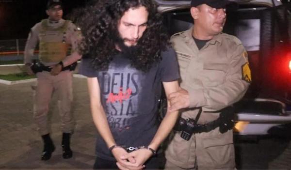 Professor é preso por dar "chá de sêmen" para alunas melhorarem a garganta e cordas vocais; Alunas desconfiaram do gosto do "chá"