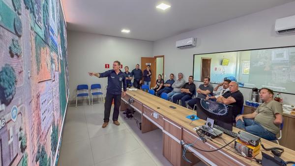 Vereadores acompanham projetos de bin&aacute;rios, c&acirc;meras e lombadas eletr&ocirc;nicas em reuni&atilde;o com a Semsep