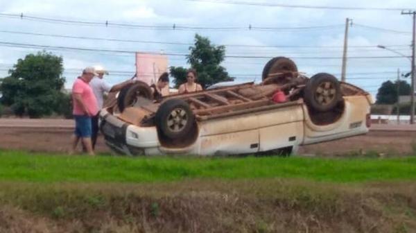 Caminhonete tomba e fica às margens da BR-163 em Sinop