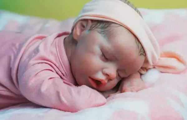 Homem é preso por dar tapa em criança, de 4 meses, após confundi-la com bebê reborn