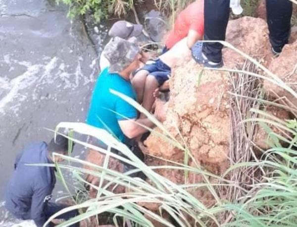 Adolescente morre afogado e outro jovem é socorrido após ficarem presos em manilhas de represa