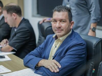 Vereador solicita instala&ccedil;&atilde;o de lixeiras em frente &agrave; Escola 13 de Maio