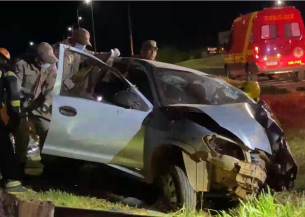 Sorriso: Motorista tenta fugir da PM durante Lei Seca, bate carro na BR-163, capota, quebras as pernas e é socorrido em estado grave; PM encontra munições no carro