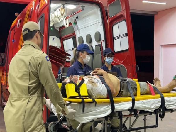 Sorriso: Homem tenta matar mulher com arma e facão, leva "mata-leão" de outro homem, "dorme" e é socorrido pelos bombeiros
