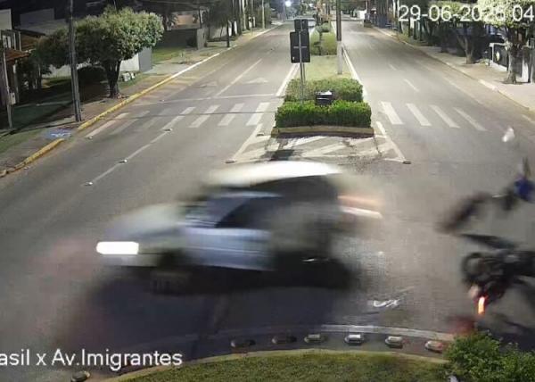 Sorriso: Jovem fica ferido em grave acidente entre carro e moto na Av. Brasil com a Imigrantes; motorista de Gol fugiu e abandou motociclista com fraturas expostas para morrer