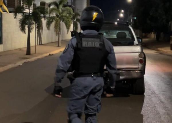 Sorriso: Motorista b&ecirc;bado &eacute; preso pela PM ap&oacute;s tentar fugir de blitz e jogar caminhonete contra motos da equipe Raio