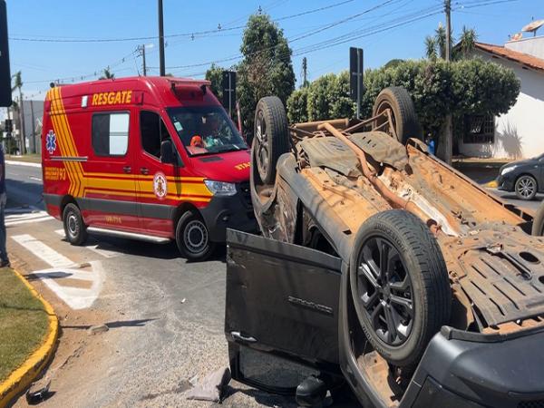 Sorriso: Mulher teve escoria&ccedil;&otilde;es ap&oacute;s capotamento na Brasil com Imigrantes; C&acirc;mera registrou acidente