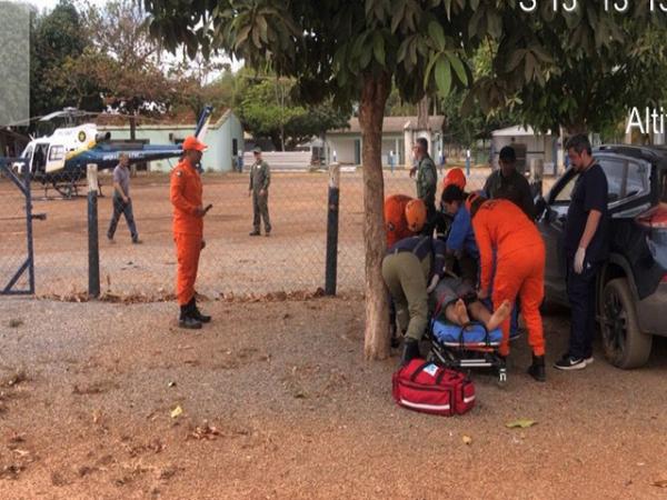 Sorriso: Homem &eacute; socorrido pelos bombeiros e Ciopaer ap&oacute;s carro capotar em estrada de ch&atilde;o em Carav&aacute;gio