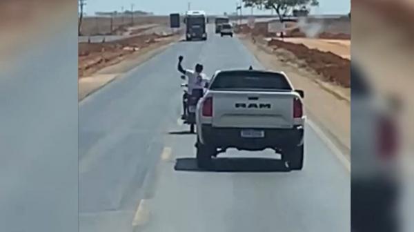 Sorriso: Motociclista é flagrado sem capacete e fazendo manobras na BR-163 antes de bater de frente com carreta e morrer