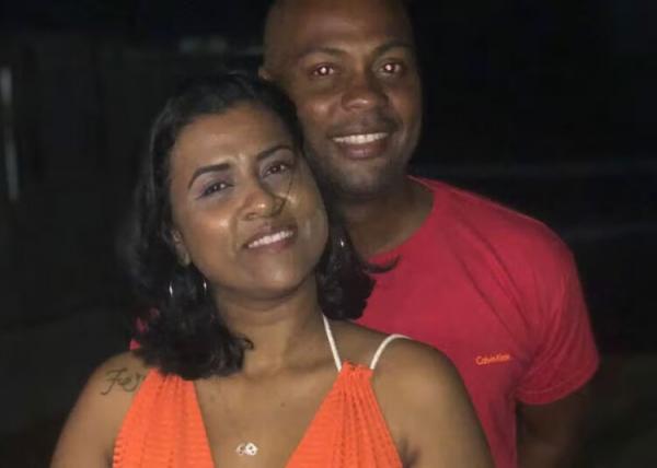 Homem mata esposa a marretadas na frente dos vizinhos e filhos e disse à polícia que desconfiava de traição