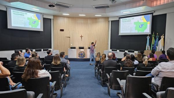 Presidente apresenta potencial econ&ocirc;mico e finaliza m&ecirc;s "Agosto Lil&aacute;s" com palestra aos servidores da Casa de Leis