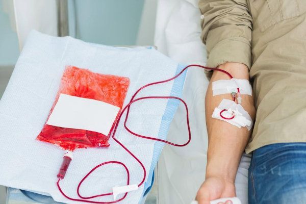 Pais, Testemunhas de Jeov&aacute;, rejeitam transfus&atilde;o de sangue, mas justi&ccedil;a salva beb&ecirc; com s&iacute;ndrome de Down, cardiopatia cong&ecirc;nita, dengue grave e sepse