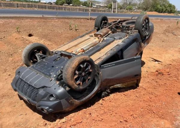 Sorriso: Carro capota na BR-163 ap&oacute;s ser fechado por carreta