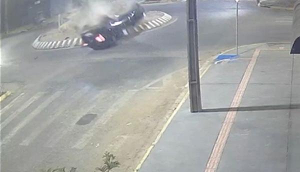 Sorriso: Carro capota ap&oacute;s motorista passar direto em rotat&oacute;ria no Rota do Sol