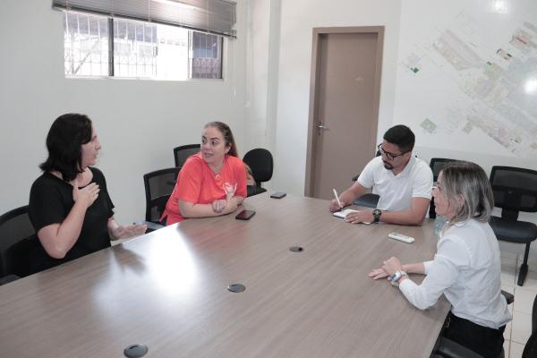 Presidente e vereadora debatem implanta&ccedil;&atilde;o de Libras para garantir acessibilidade em &oacute;rg&atilde;os p&uacute;blicos