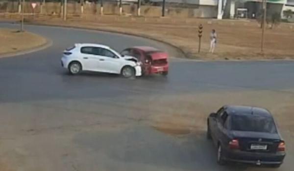 Sorriso: C&acirc;mera registra grave acidente entre carro na BR-163
