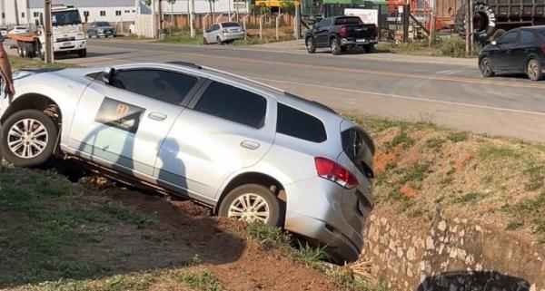 Sorriso: Carro cai em vala da BR-163 para nao colidir com outro ve&iacute;culo que invadiu a pista