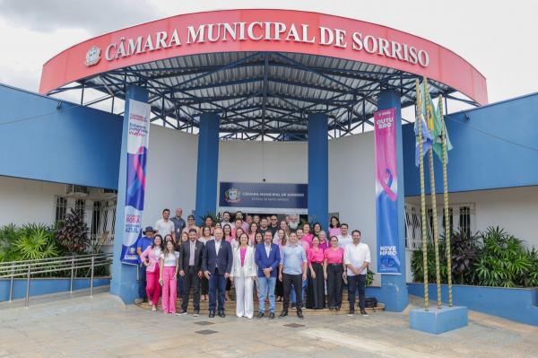 Vereadores e servidores vestem rosa em apoio &agrave; campanha de preven&ccedil;&atilde;o ao c&acirc;ncer de mama