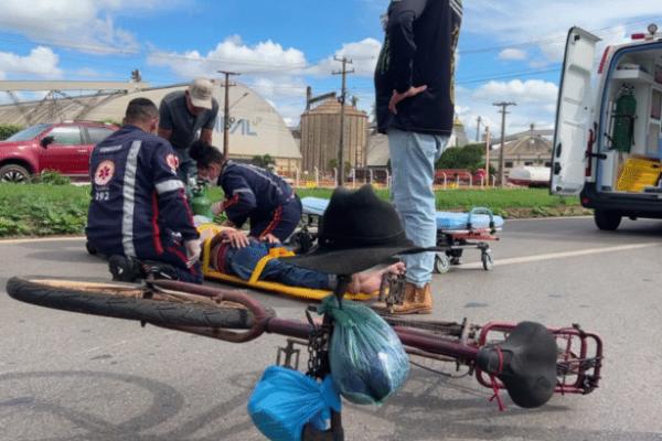 Sorriso: SAMU socorre ciclista que se envolveu em acidente com carreta na BR-163