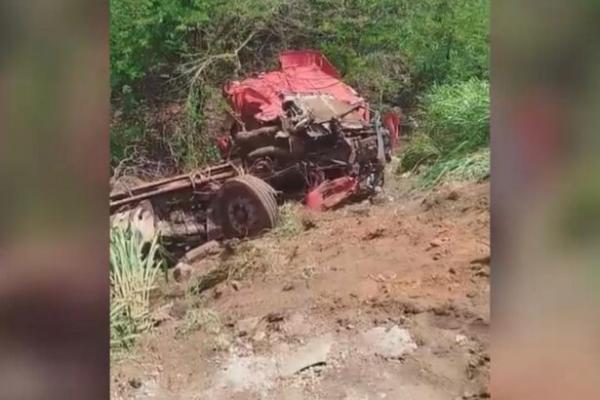 Motorista de carreta &eacute; socorrido ap&oacute;s acidente com outra carreta em cima da ponte da BR-163 entre Sorriso e Vera