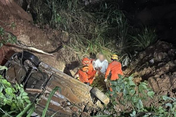 Sorriso: Bombeiros socorrem homem que passou direto em cruzamento e caiu em buraco na &Aacute;rea Verde