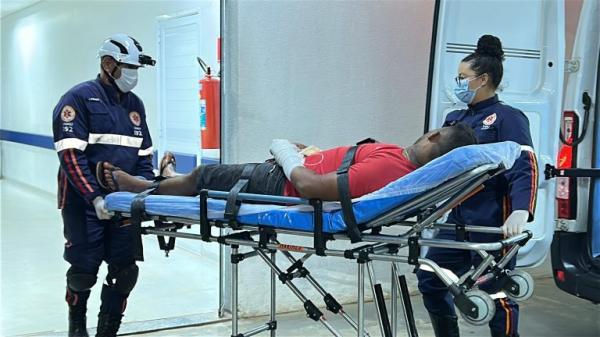 Sorriso: Homem &eacute; socorrido pelo SAMU ap&oacute;s ser esfaqueado durante "brincadeira" de casal; "Ele foi fazer um teste na navalha que comprou na shopee, ele foi disparar na esposa e voltou para ele"
