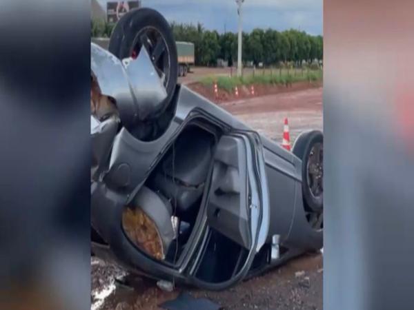 Sorriso: Chuva forte provoca capotamento e colis&atilde;o entre Civic e Hilux na BR-163; um pessoa foi socorrida