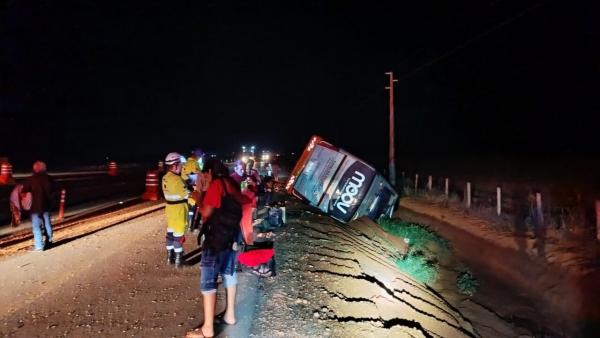 Lucas: &Ocirc;nibus com 26 passageiros tomba na BR-163 e deixa feridos em estado grave