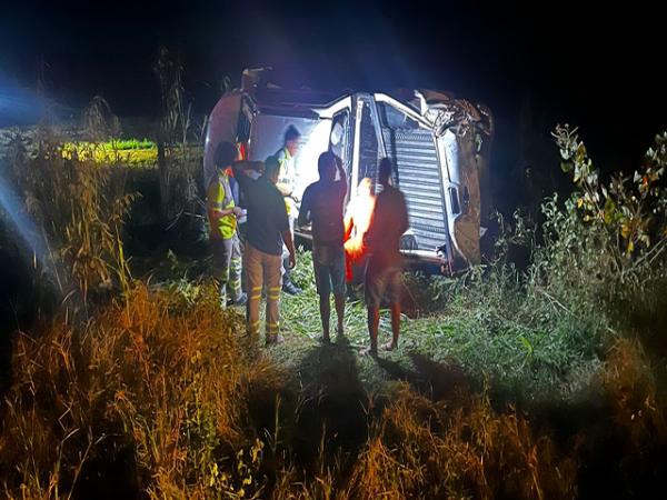 Sorriso: Homens capotam caminhonete com mo&ccedil;as do JOB, e mesmo feridas, elas queriam receber pelo programa; populares ajudaram a socorrem e presenciaram as cobran&ccedil;as