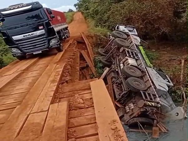 Sorriso: Caminh&atilde;o despenca de ponte de madeira na MT-560 sentido Pontal do Verde