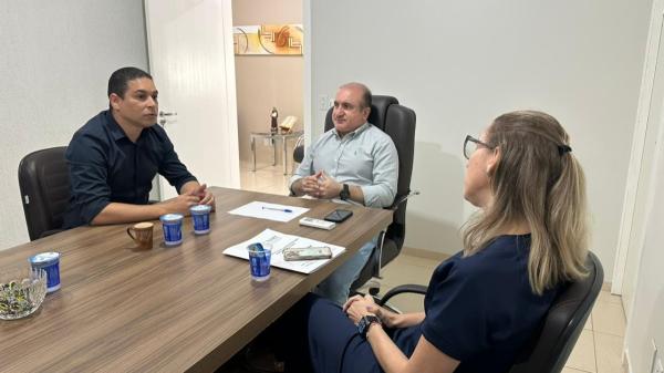 Acompanhando pacientes, vereador visita ala oncol&oacute;gica de hospital, em Sinop