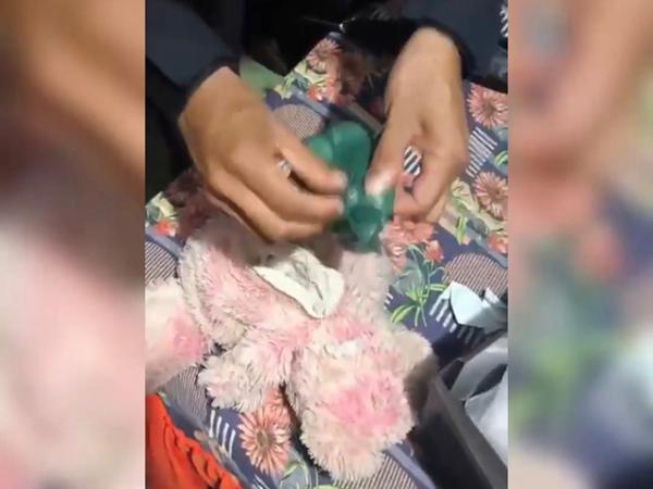 Sorriso: PM encontra droga em ursinho de pel&uacute;cia ap&oacute;s den&uacute;ncia que CV estava cobrando jovem que comprou droga e n&atilde;o pagou; menor vendeu droga pelo Instagram, n&atilde;o recebeu e ainda teve droga furtada