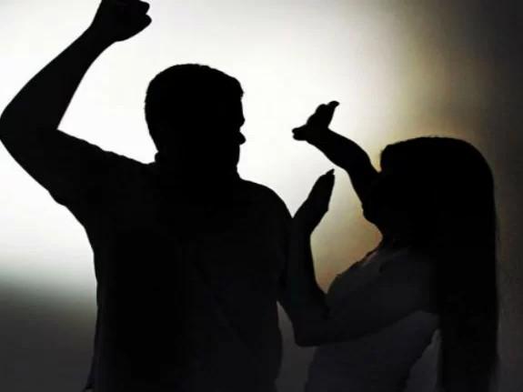Sorriso: Casal briga, homem joga moto no ch&atilde;o, mulher quebra para-brisa de carro e homem ainda vai preso por Maria da Penha