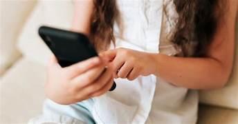 ECA Digital come&ccedil;a a valer e imp&otilde;e novas regras para crian&ccedil;as e jovens em redes sociais, jogos e sites